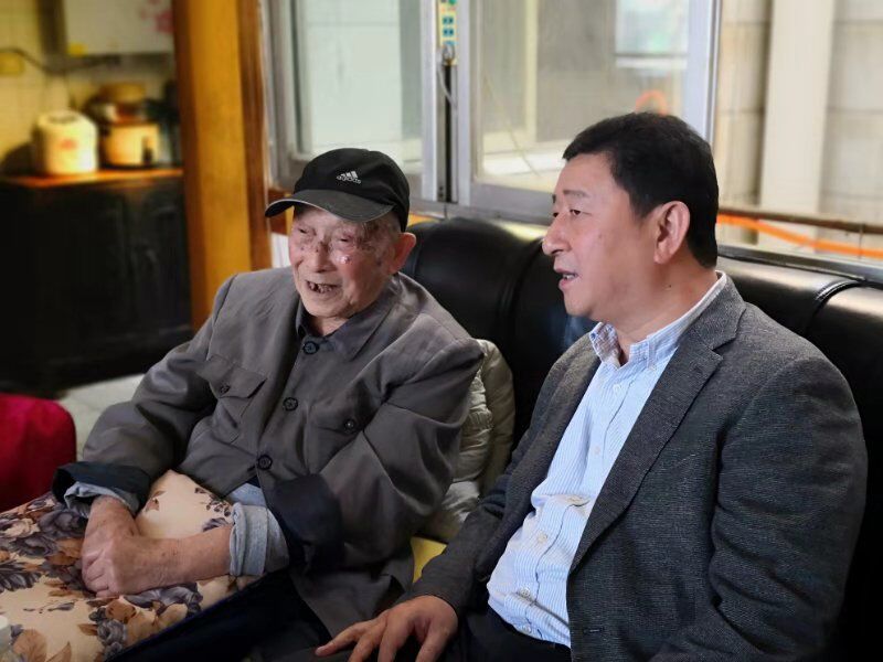 銘記歷史，不忘初心——公司領(lǐng)導(dǎo)班子看望慰問(wèn)公司退休職工、抗戰(zhàn)老兵黃開仁